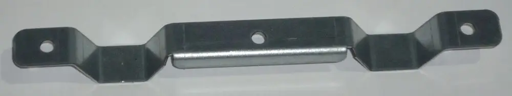 Metallische Rohrbefestigung mit zwei Löchern für die Montage, geeignet für Daikin-Produkte. Zeigt eine biegelförmige Struktur zur Stabilisierung von Rohren.